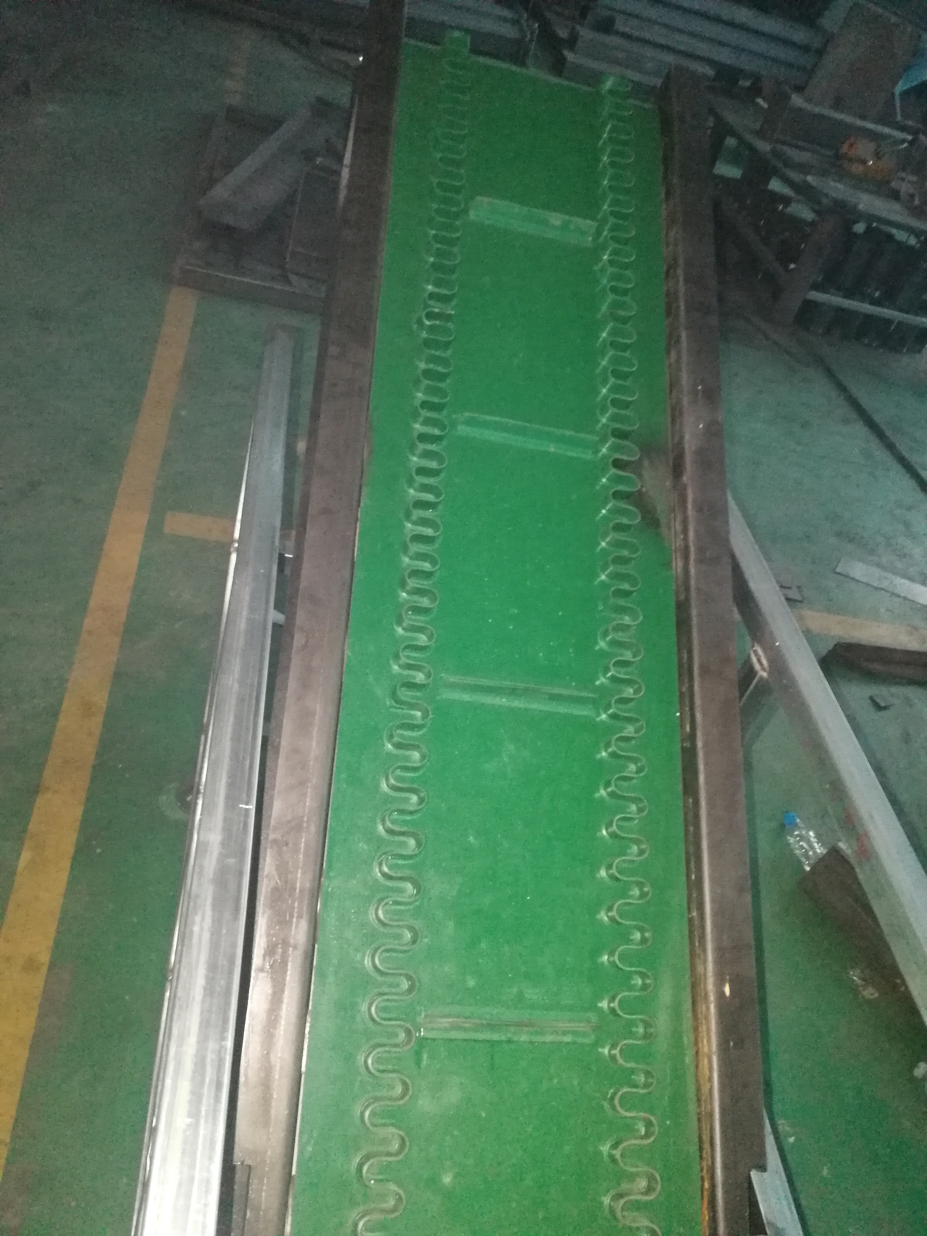 傾角皮帶輸送機(jī)分類有哪幾種？它們的工作原理